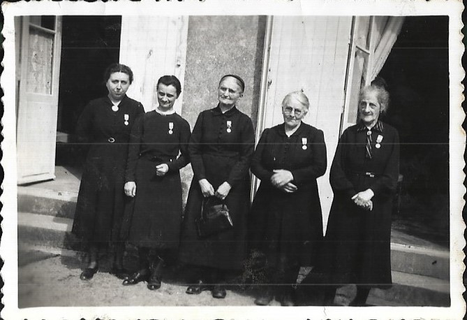 Nounou, 2ème à partir de la droite