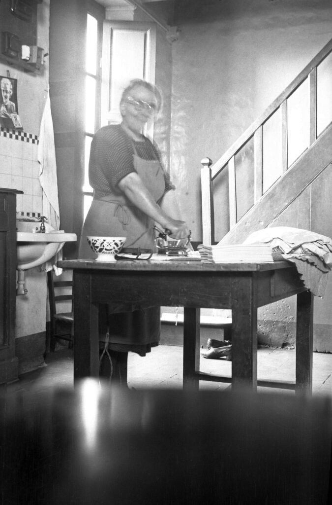 Nounou dans la cuisine du bas - vers 1936